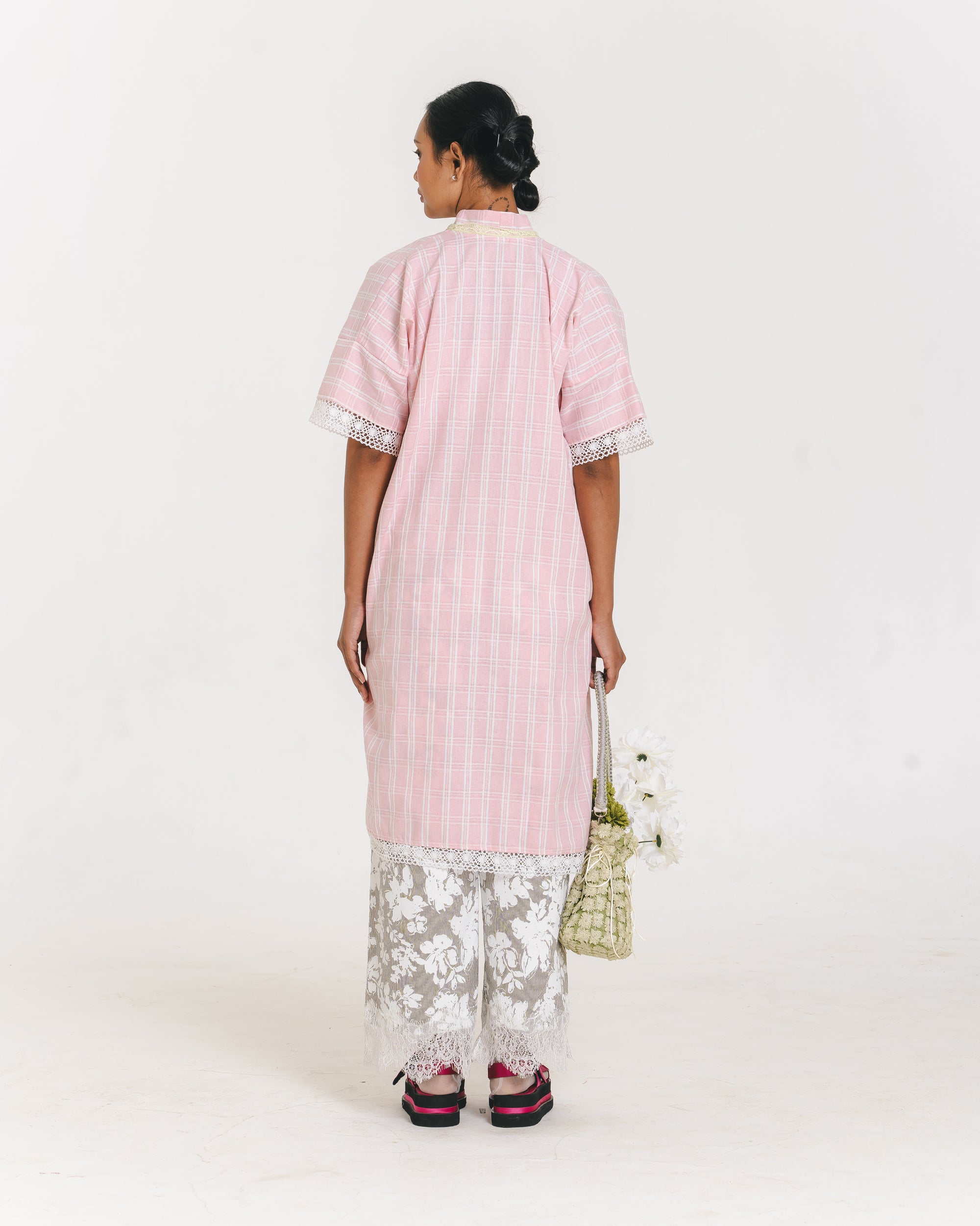 Image of Cleandra Kaftan Pink, a short-sleeved kaftan with v-neckline, made from cotton with lace trim details.