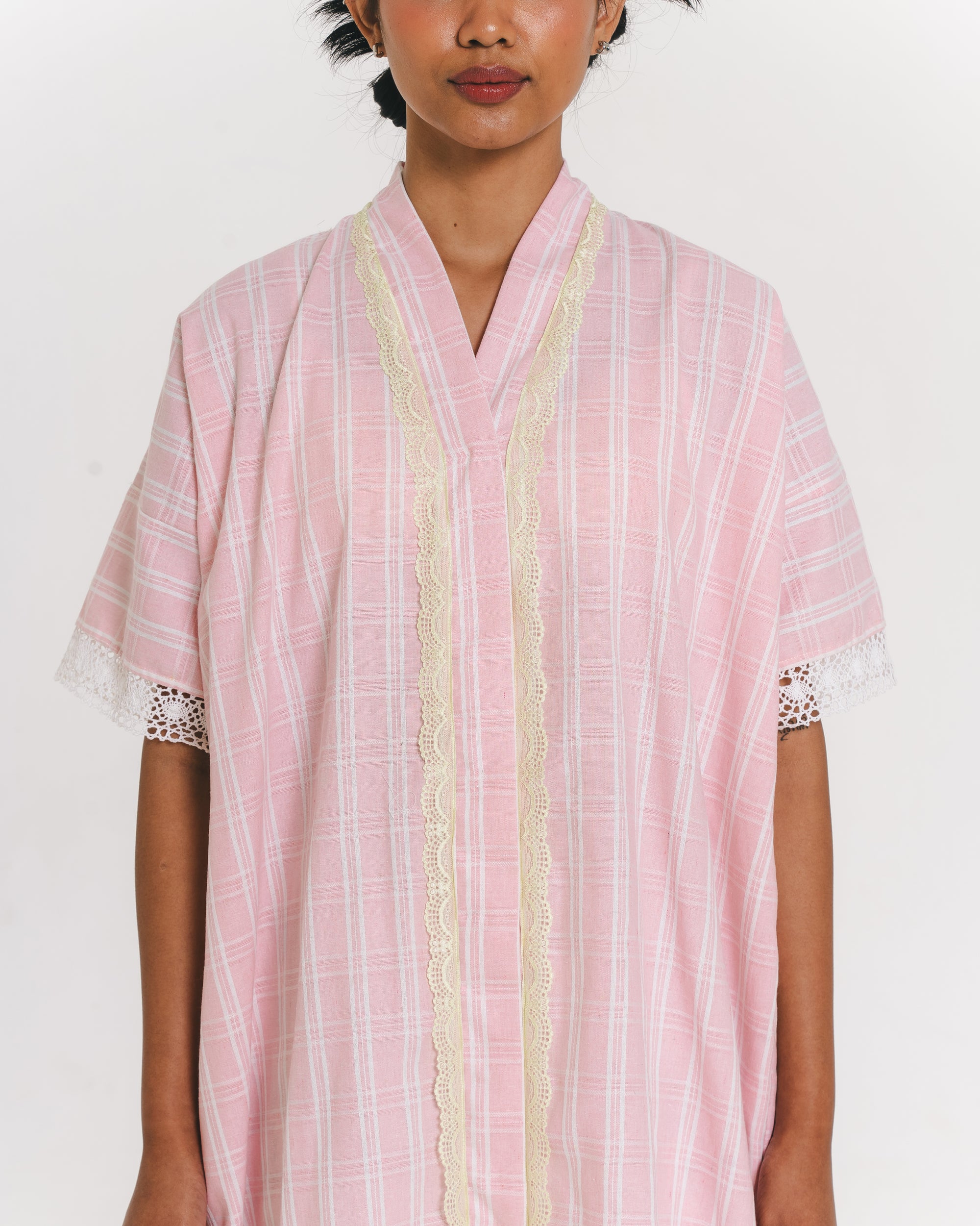 Image of Cleandra Kaftan Pink, a short-sleeved kaftan with v-neckline, made from cotton with lace trim details.