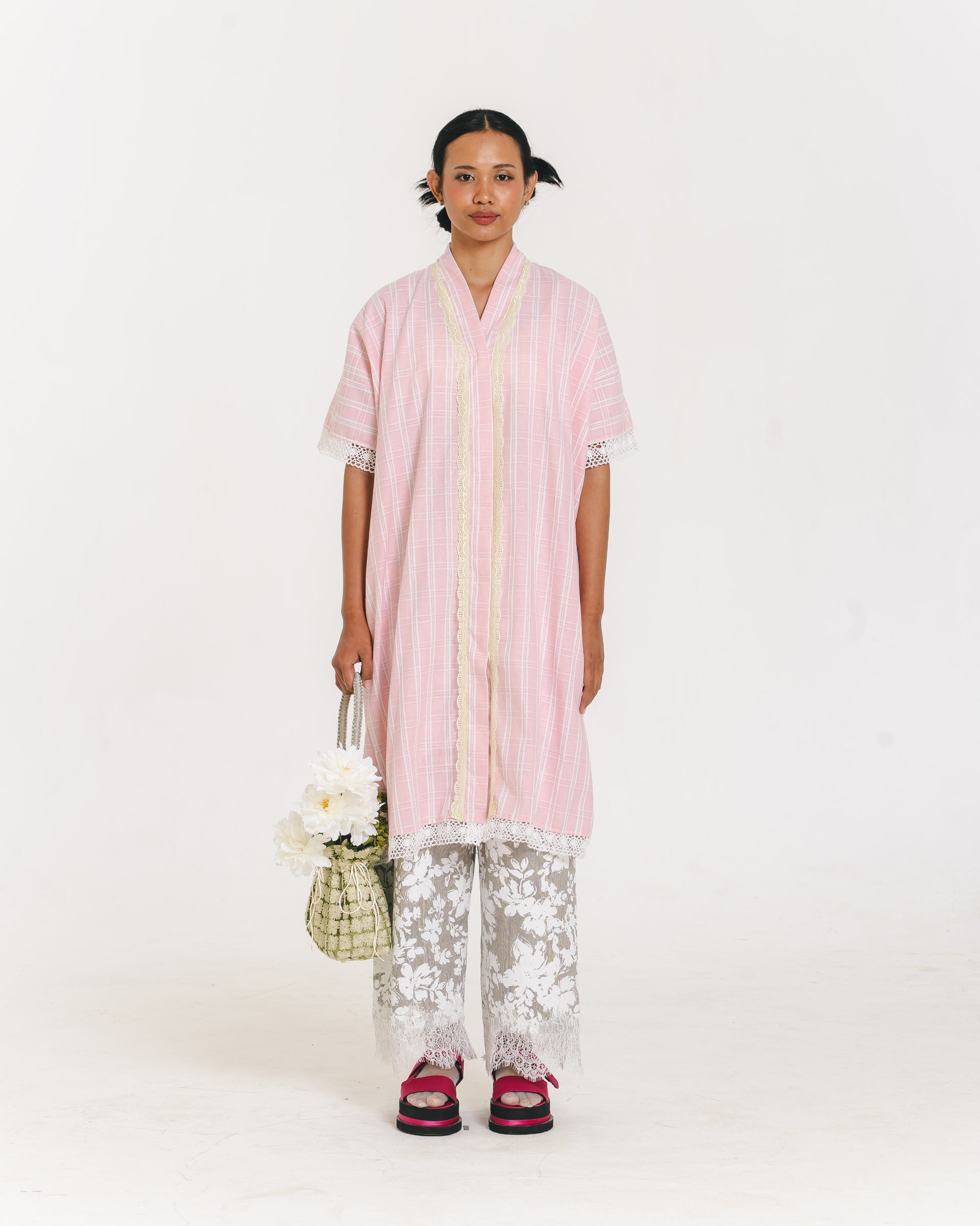 Image of Cleandra Kaftan Pink, a short-sleeved kaftan with v-neckline, made from cotton with lace trim details.