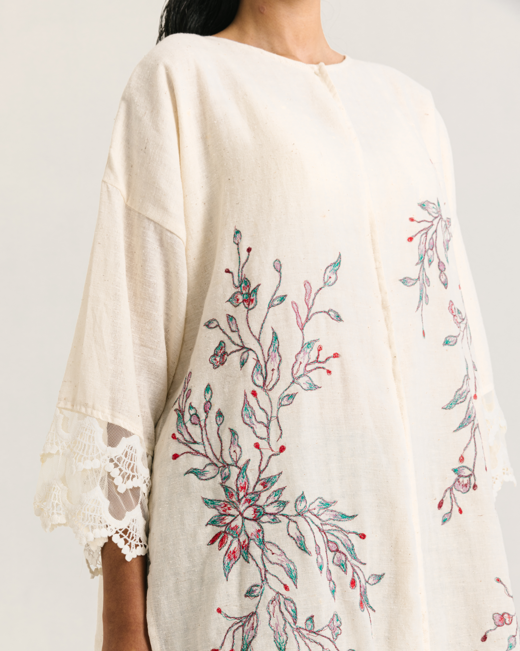 Image of Lara Embroidery Kaftan Creme, a kaftan made from breathable linen, adorned with charming embroidery and lace on the hem.