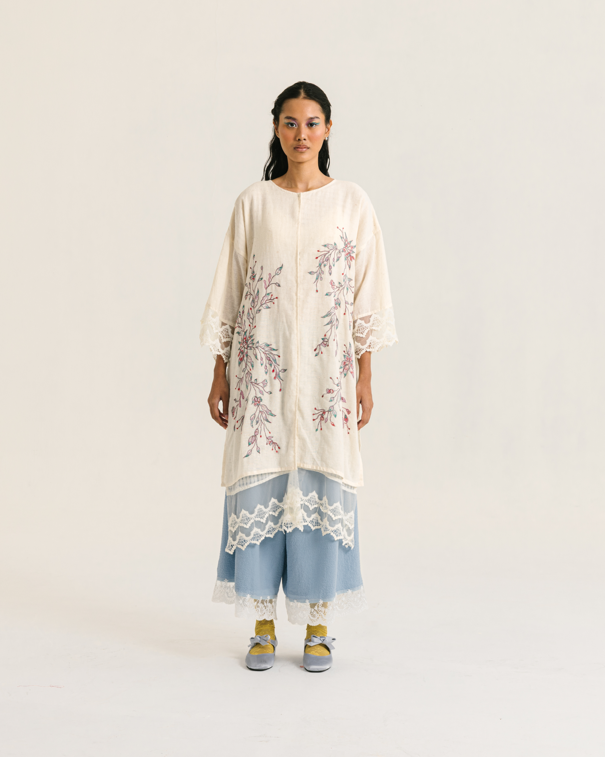 Image of Lara Embroidery Kaftan Creme, a kaftan made from breathable linen, adorned with charming embroidery and lace on the hem.