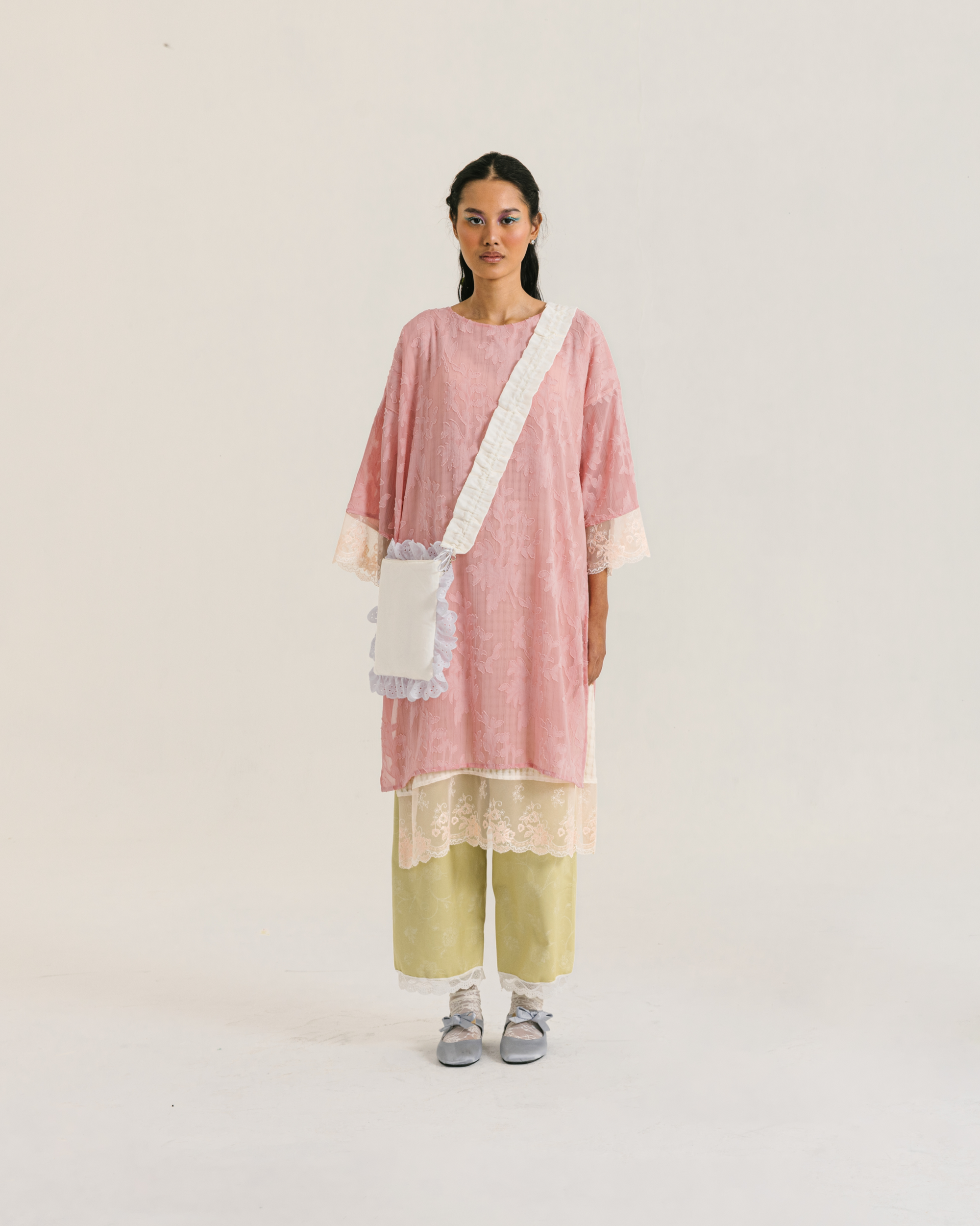 Image of Viola Kaftan Pink, a kaftan made from cotton-poly with a delicate floral pattern, adorned with lace on the hem.