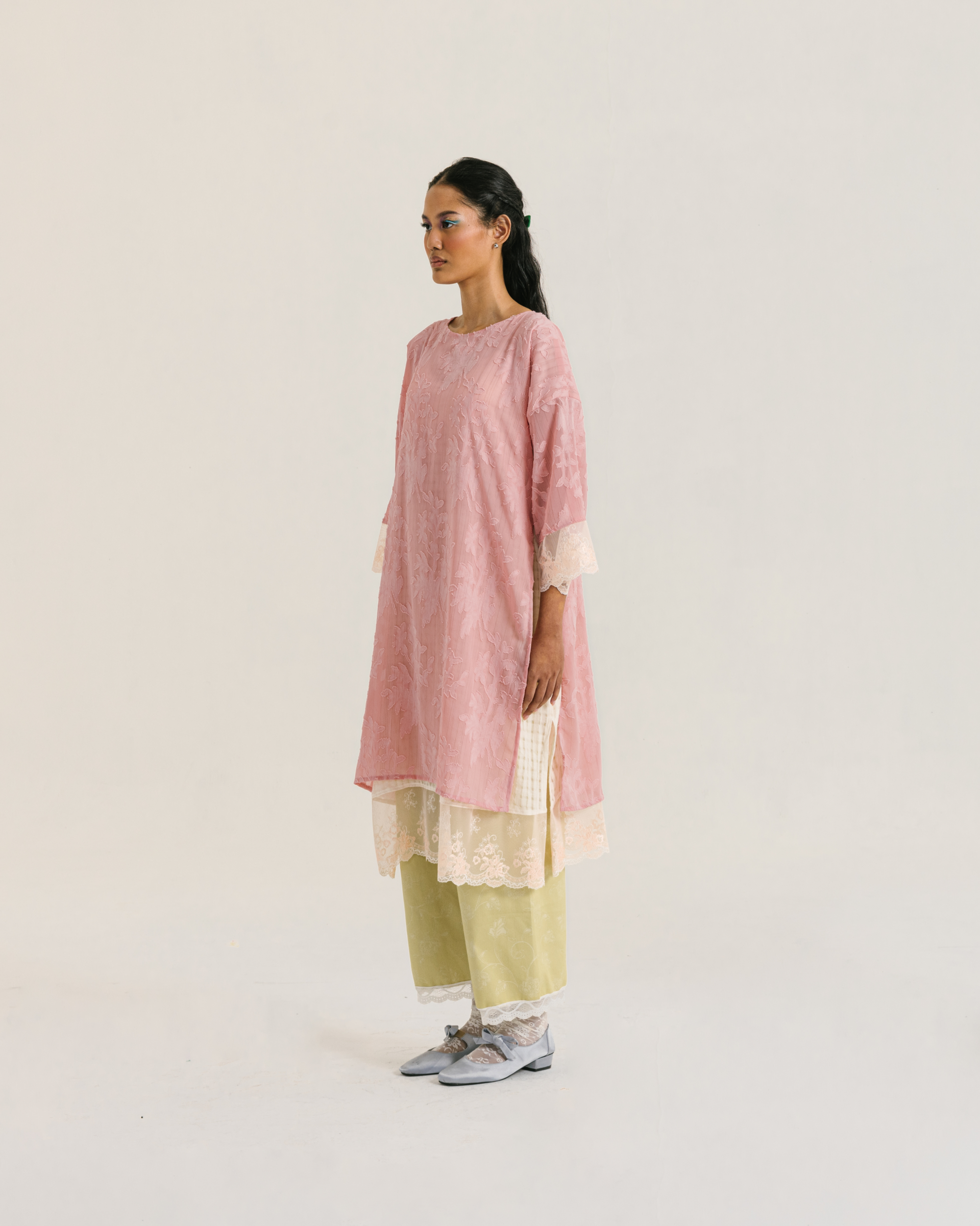 Image of Viola Kaftan Pink, a kaftan made from cotton-poly with a delicate floral pattern, adorned with lace on the hem.