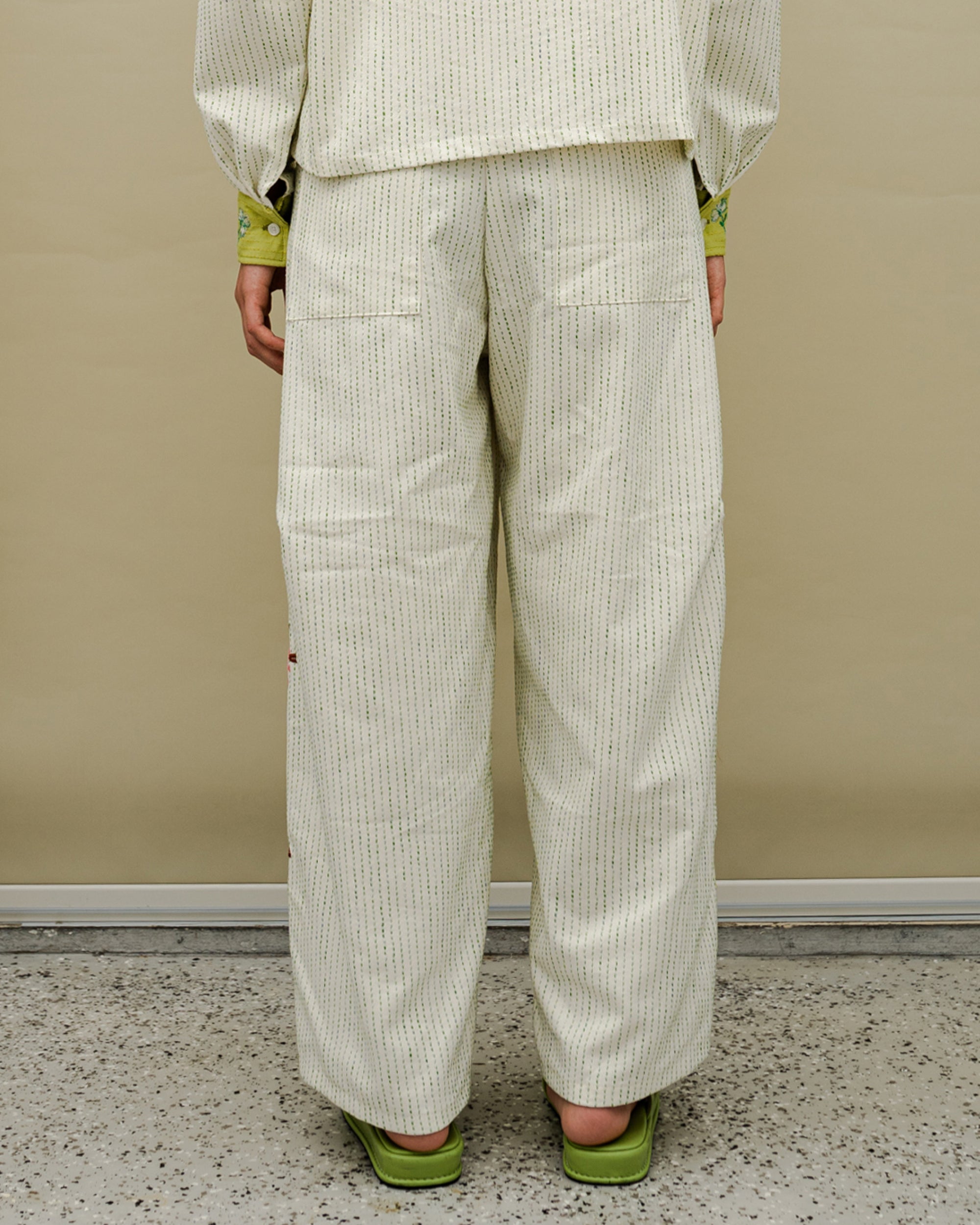 Image of Reeve Embroidery Barrel Denim Pants Crème, a barrel-cut denim pants with floral embroidery.