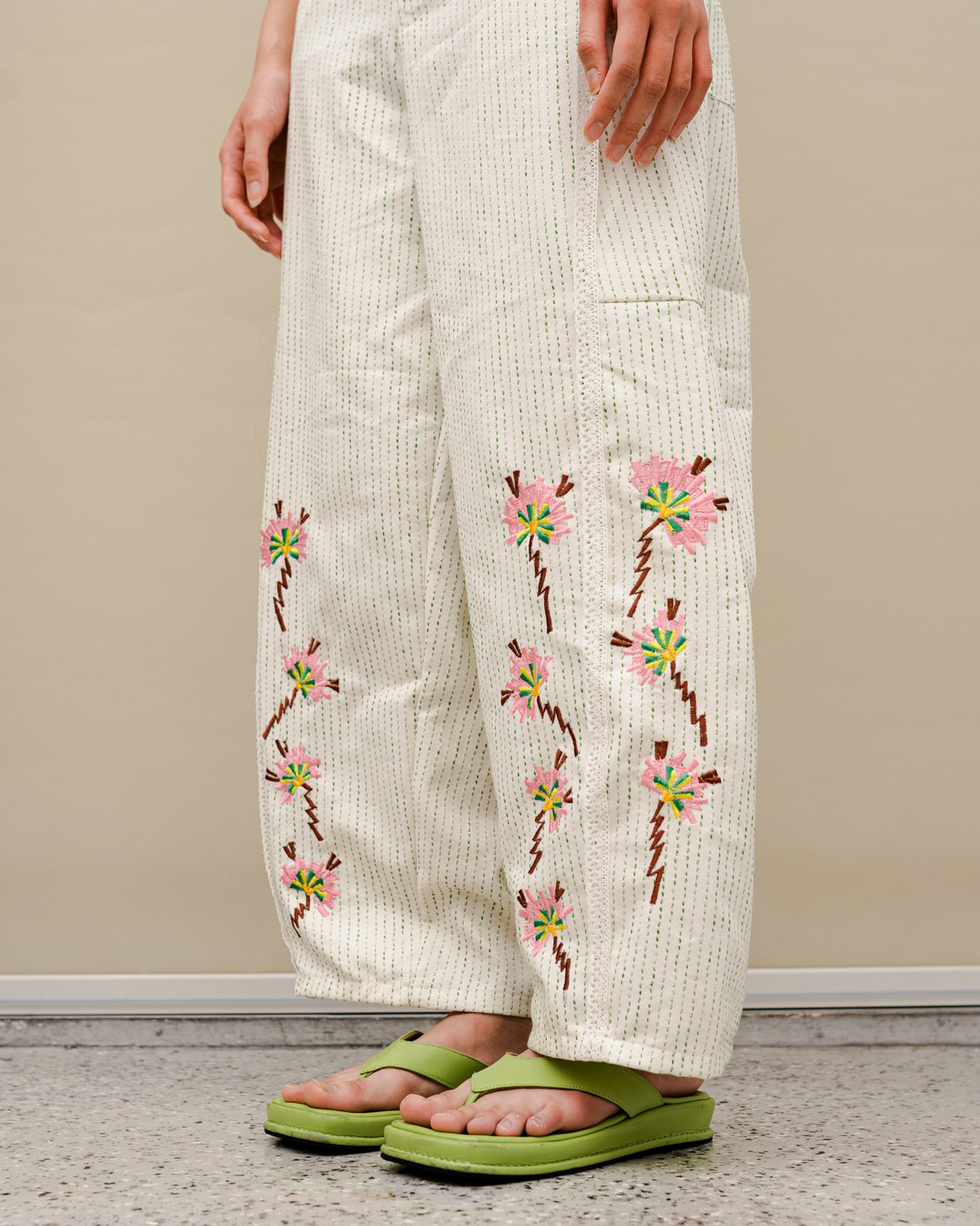 Image of Reeve Embroidery Barrel Denim Pants Crème, a barrel-cut denim pants with floral embroidery.