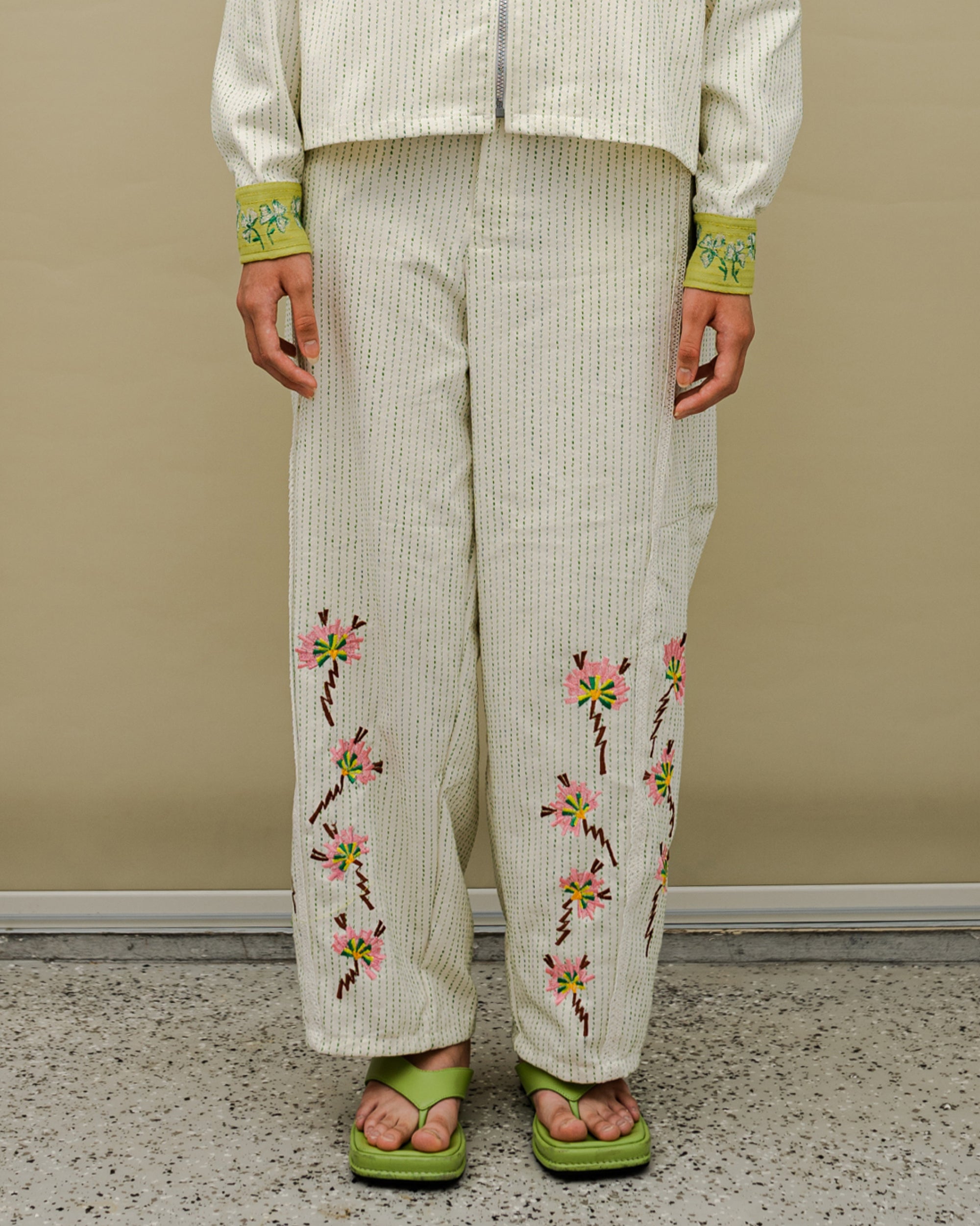 Image of Reeve Embroidery Barrel Denim Pants Crème, a barrel-cut denim pants with floral embroidery.