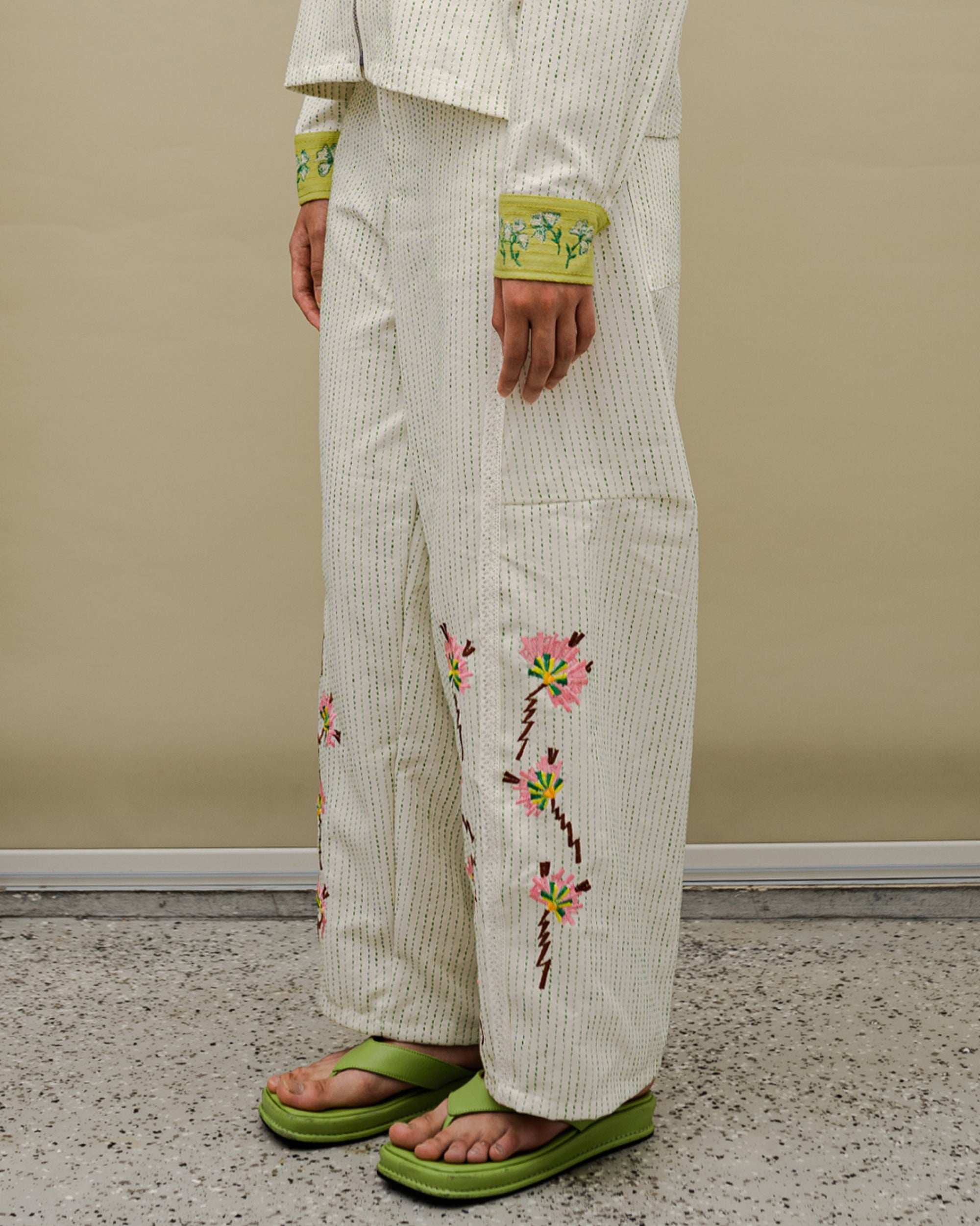 Image of Reeve Embroidery Barrel Denim Pants Crème, a barrel-cut denim pants with floral embroidery.