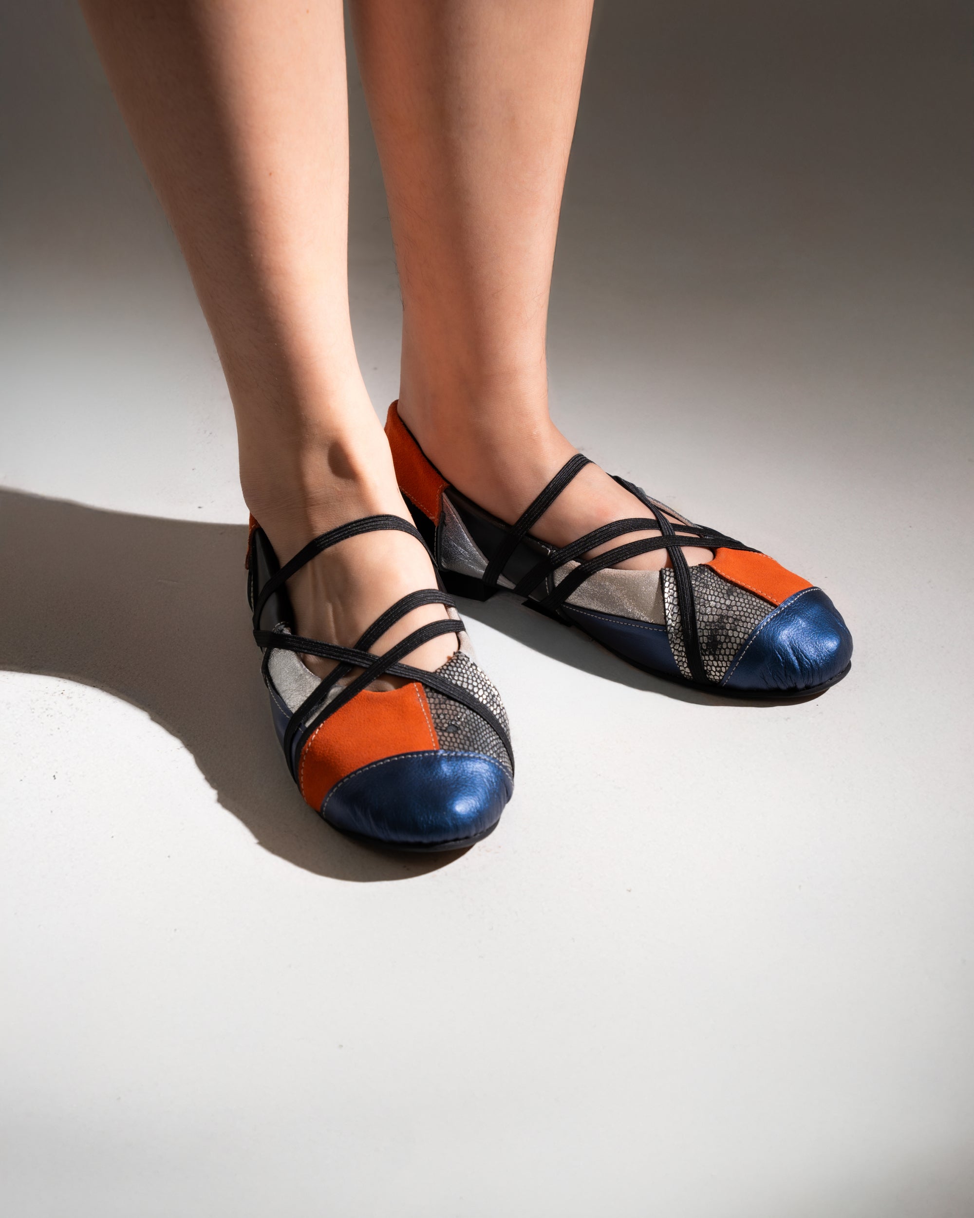 Image of Strappy Ballerina Zerowaste, a ballet flat shoes made from genuine leather with a criss-cross elastic bands.